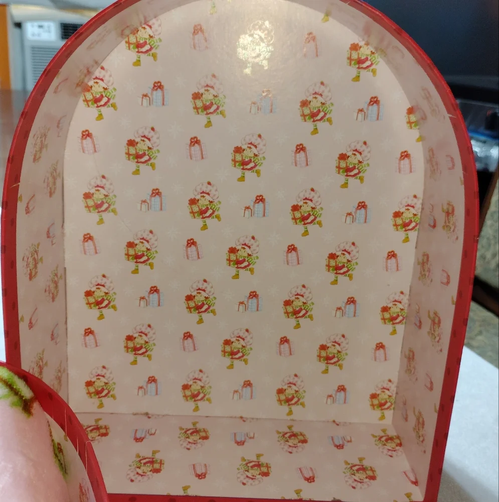 Strawberry Shortcake Shaped Box Throw Set